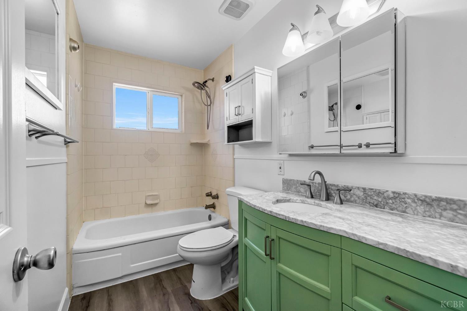 2021 Fairmont Dr, Hanford, CA 93230