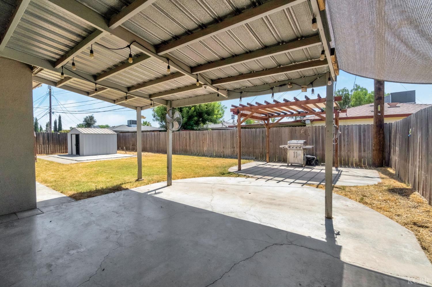 2021 Fairmont Dr, Hanford, CA 93230