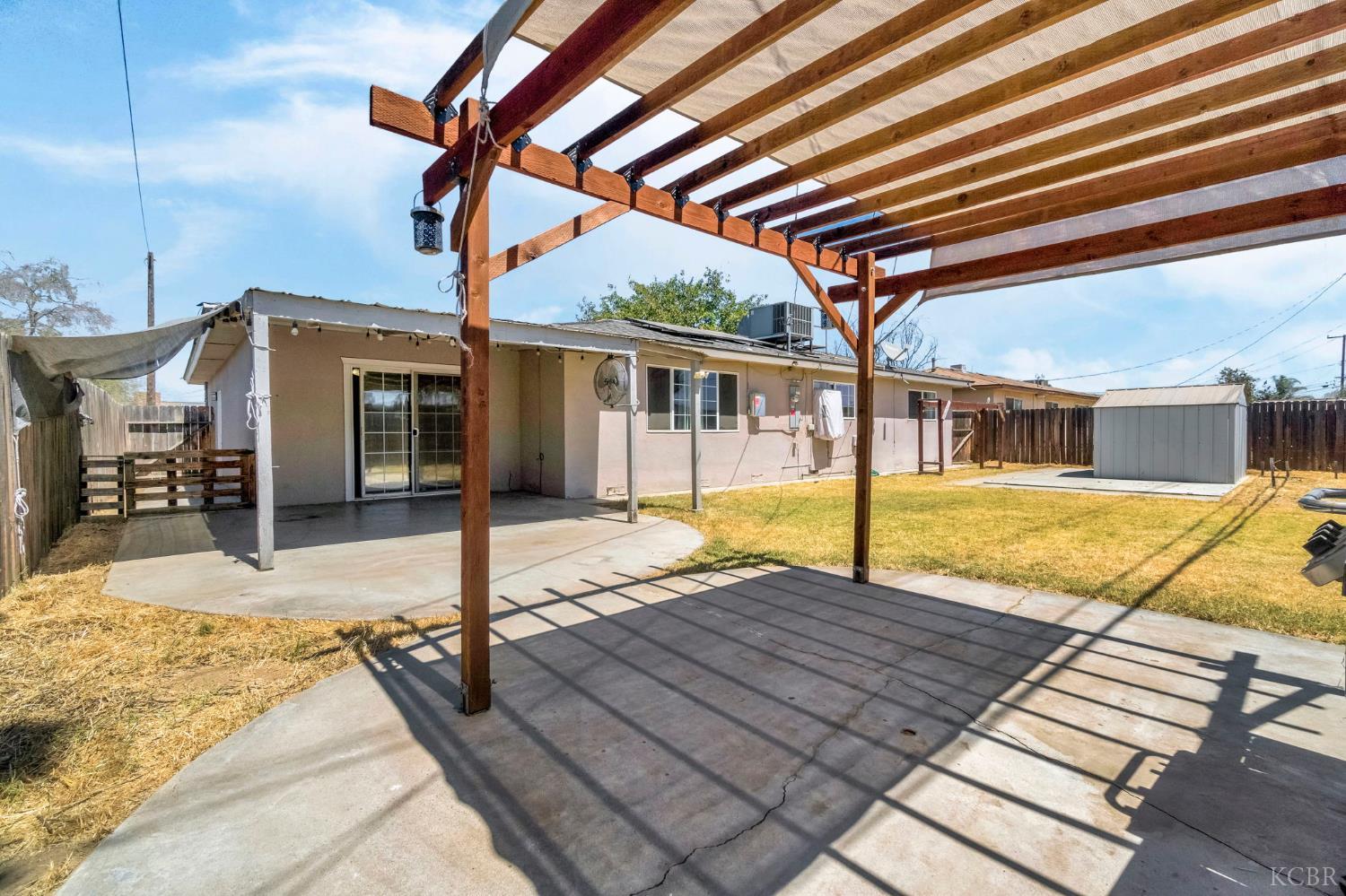 2021 Fairmont Dr, Hanford, CA 93230
