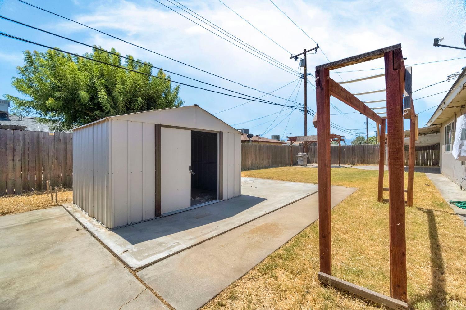 2021 Fairmont Dr, Hanford, CA 93230