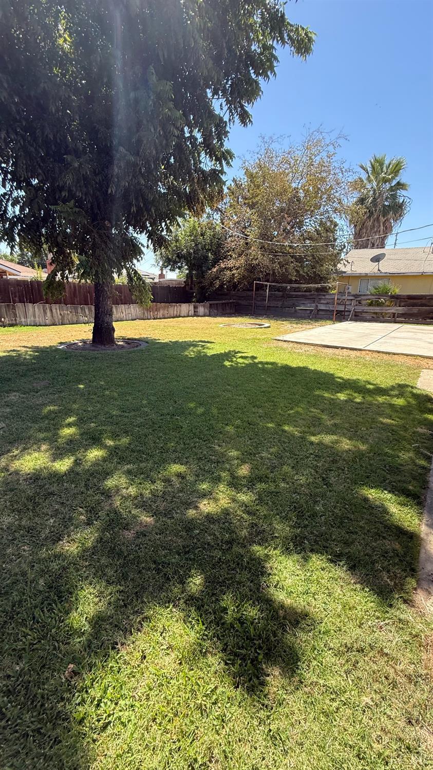 2005 N Mayfair Dr, Hanford, CA 93230