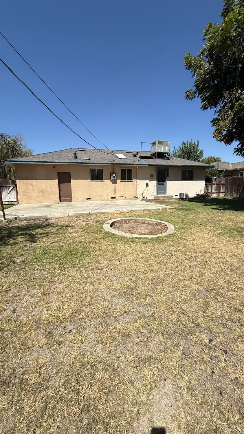 2005 N Mayfair Dr, Hanford, CA 93230