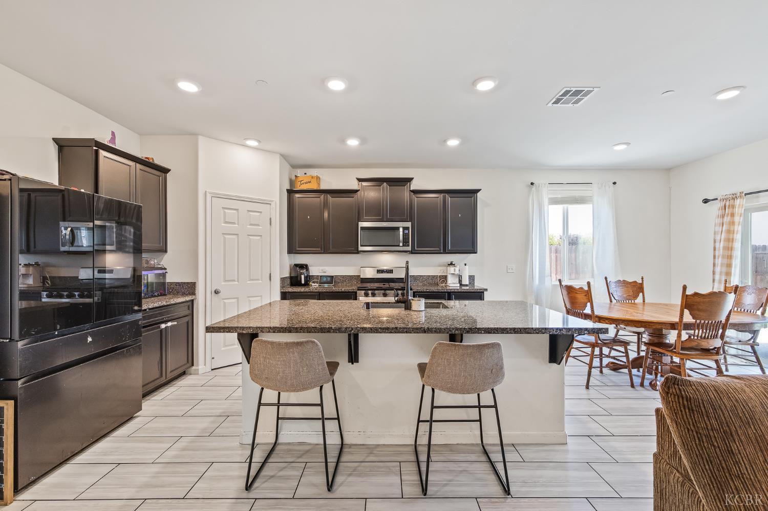 3541 E Laura Ct, Visalia, CA 93292