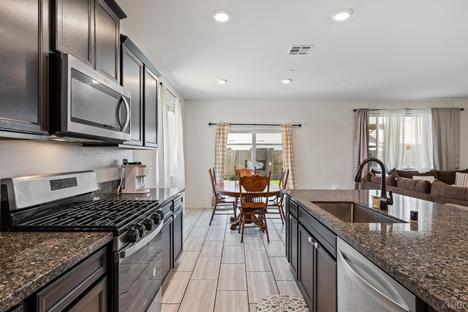 3541 E Laura Ct, Visalia, CA 93292