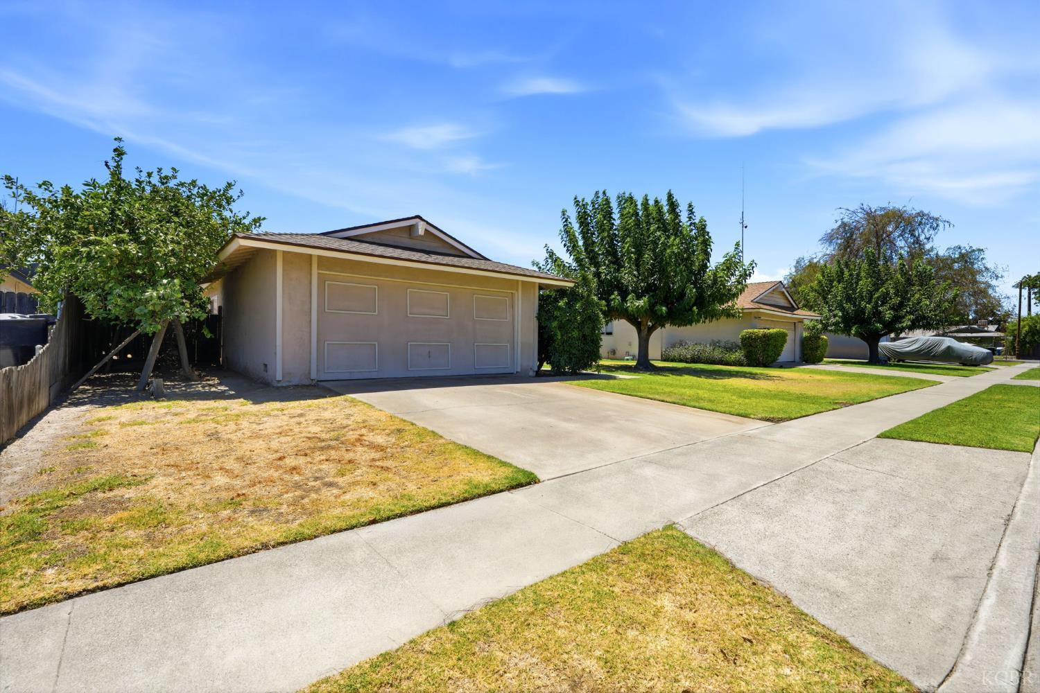 1565 Lark St, Hanford, CA 93230