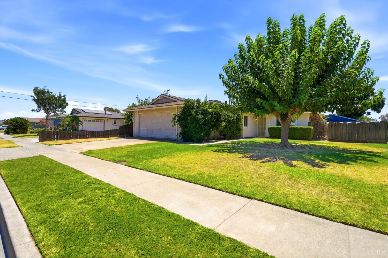 1565 Lark St, Hanford, CA 93230