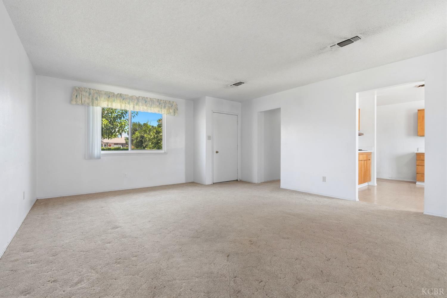1565 Lark St, Hanford, CA 93230