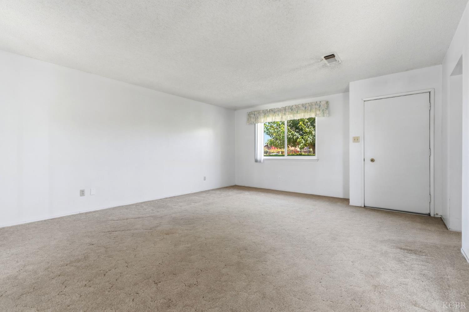 1565 Lark St, Hanford, CA 93230