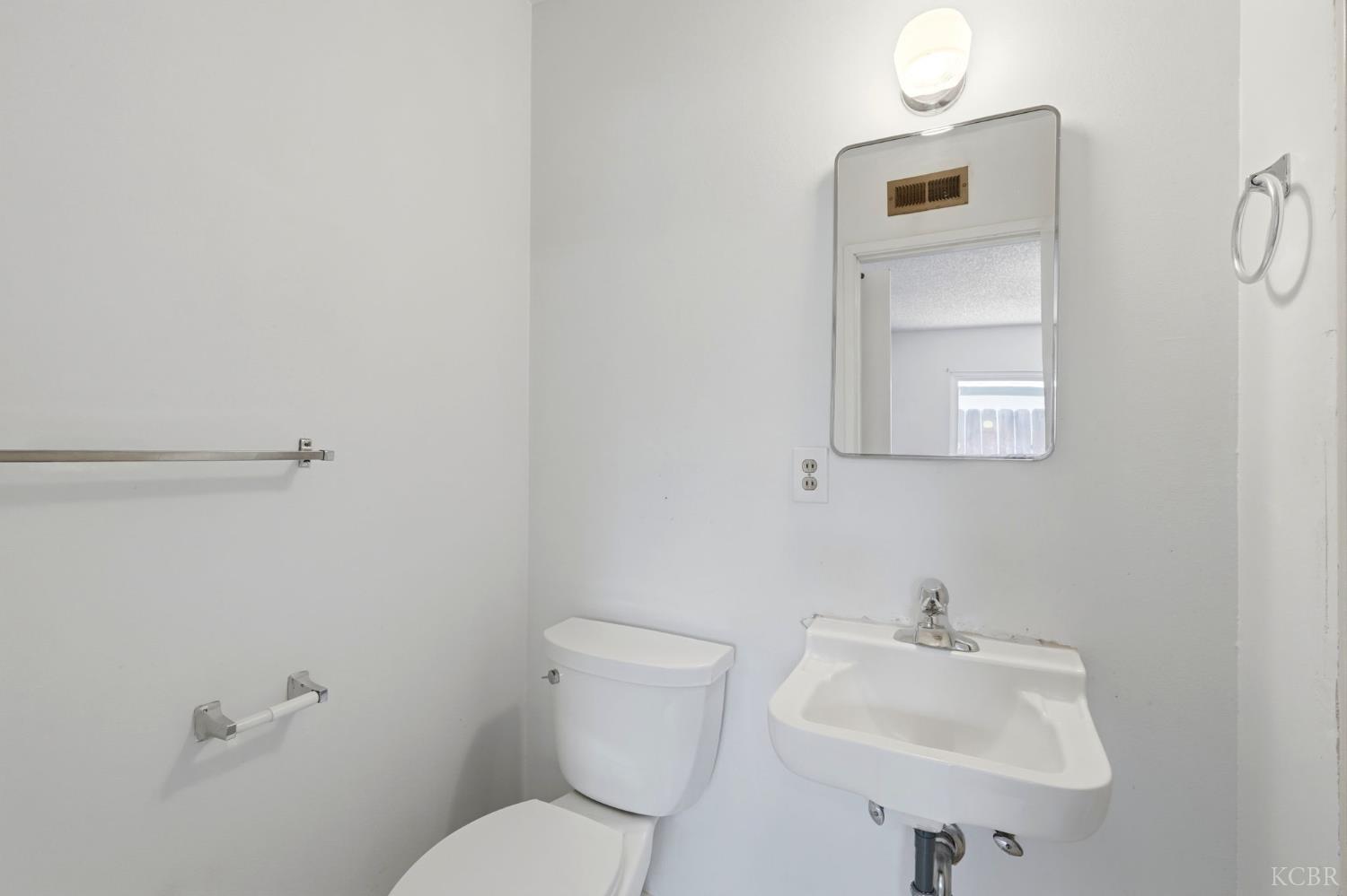 1565 Lark St, Hanford, CA 93230