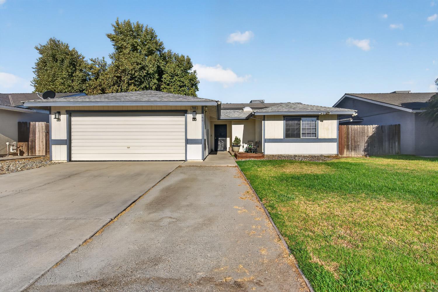 560 Manor Ave, Hanford, CA 93230