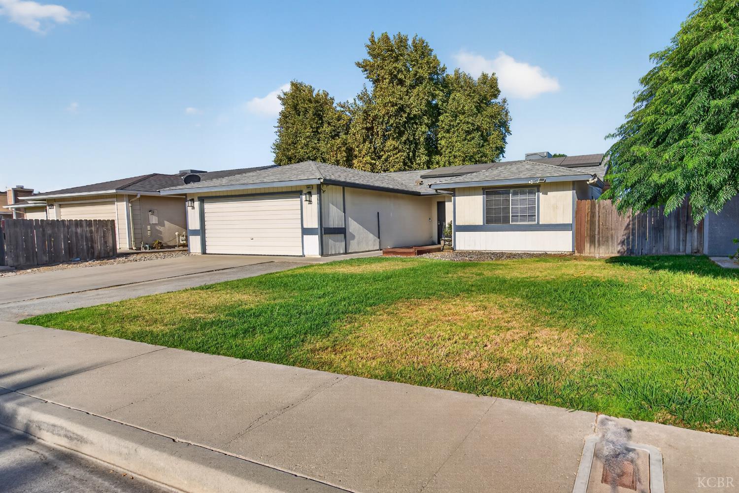 560 Manor Ave, Hanford, CA 93230