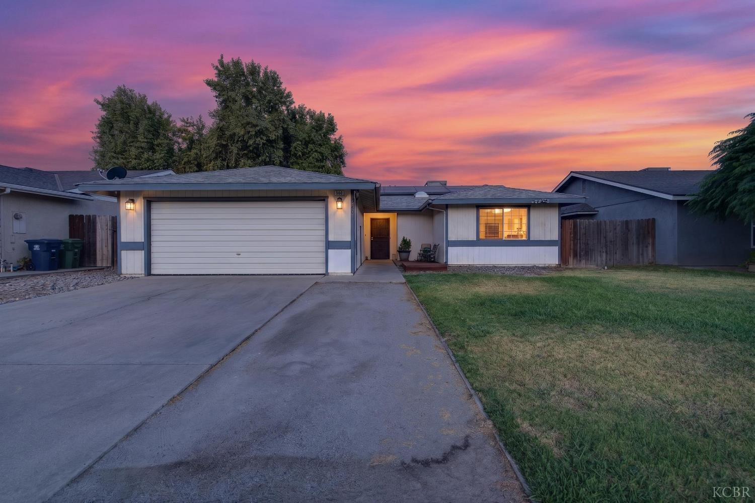 560 Manor Ave, Hanford, CA 93230