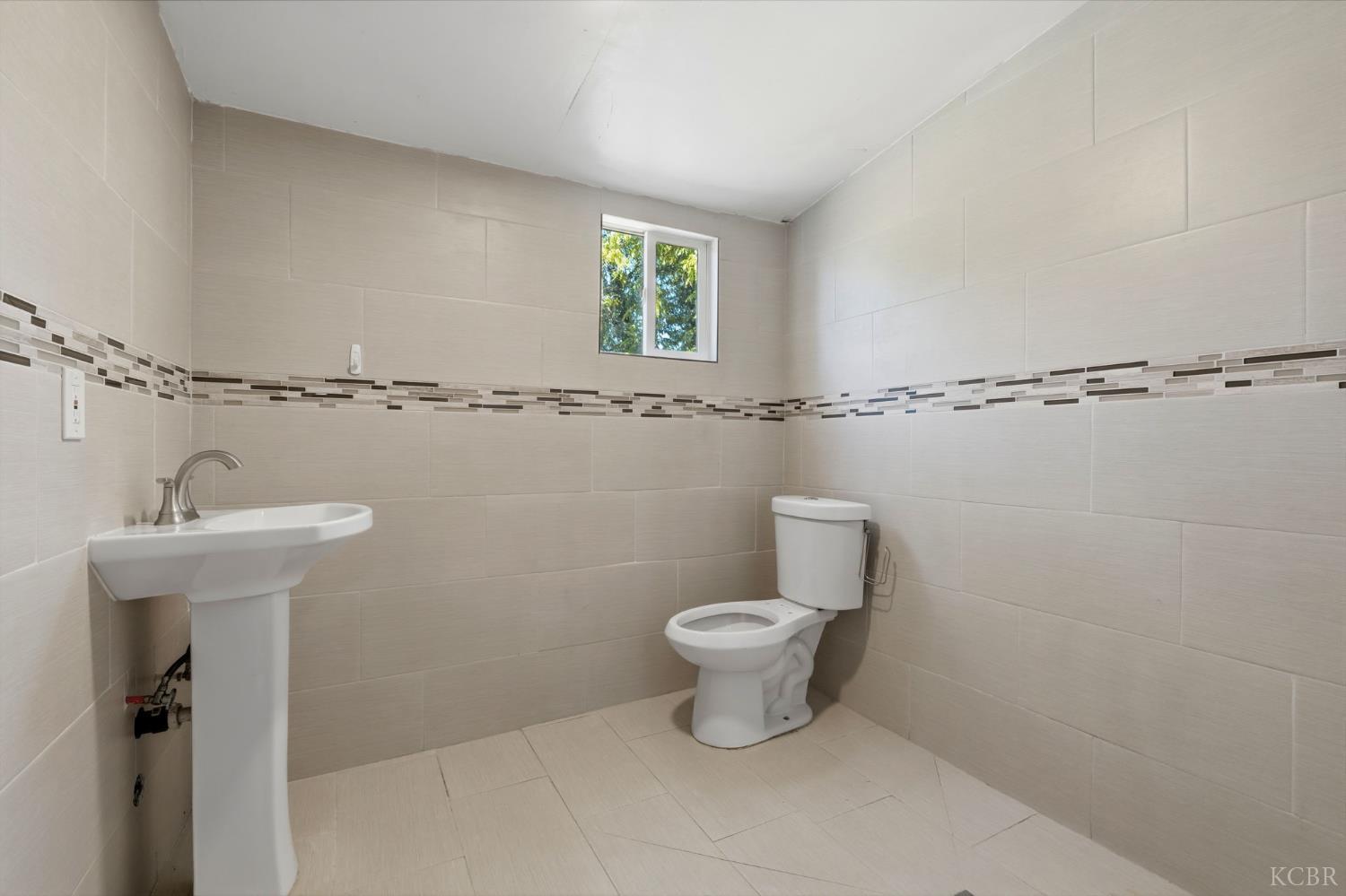 749 S 11th 1/2 Ave, Hanford, CA 93230