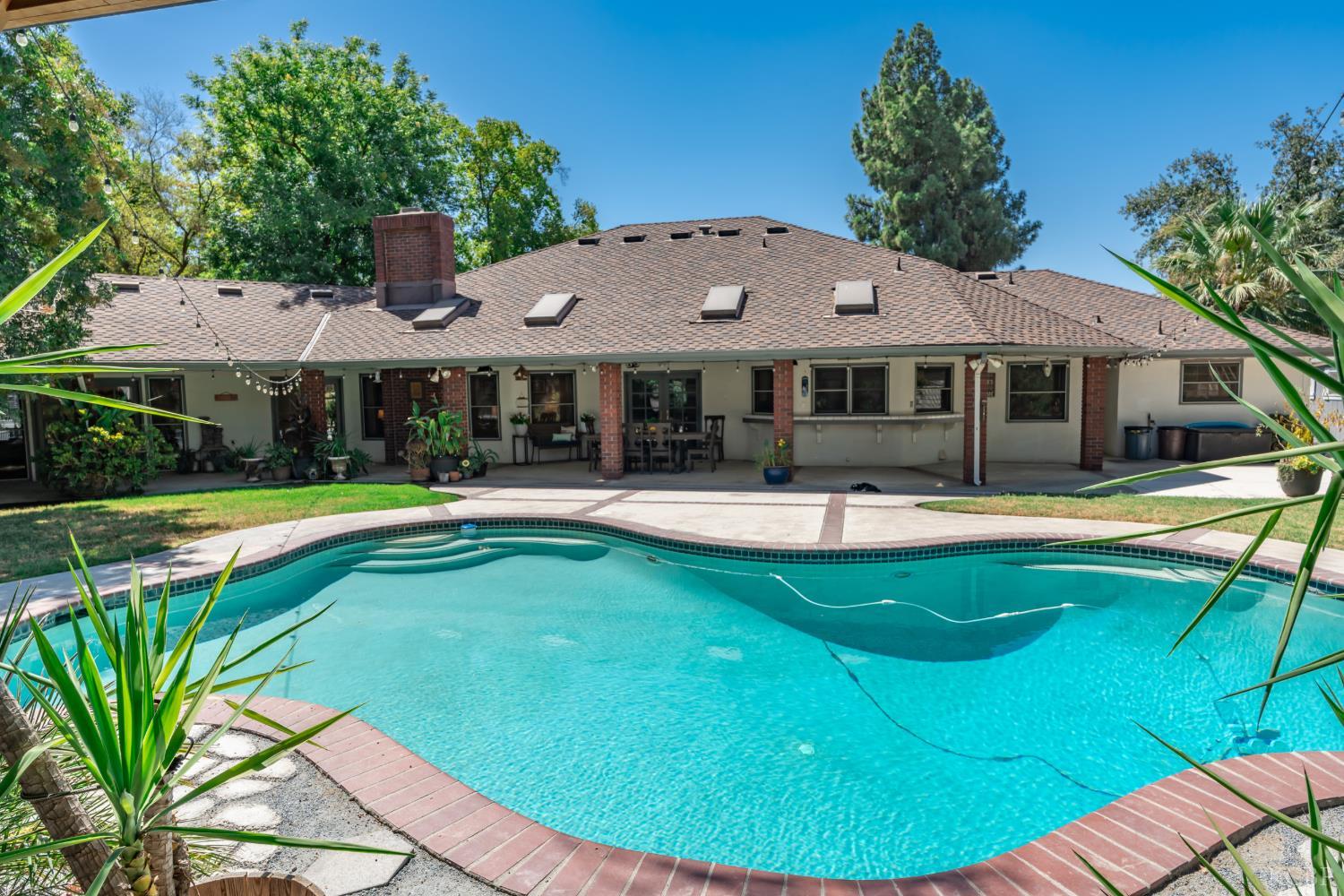 102 W Solar Dr, Hanford, CA 93230