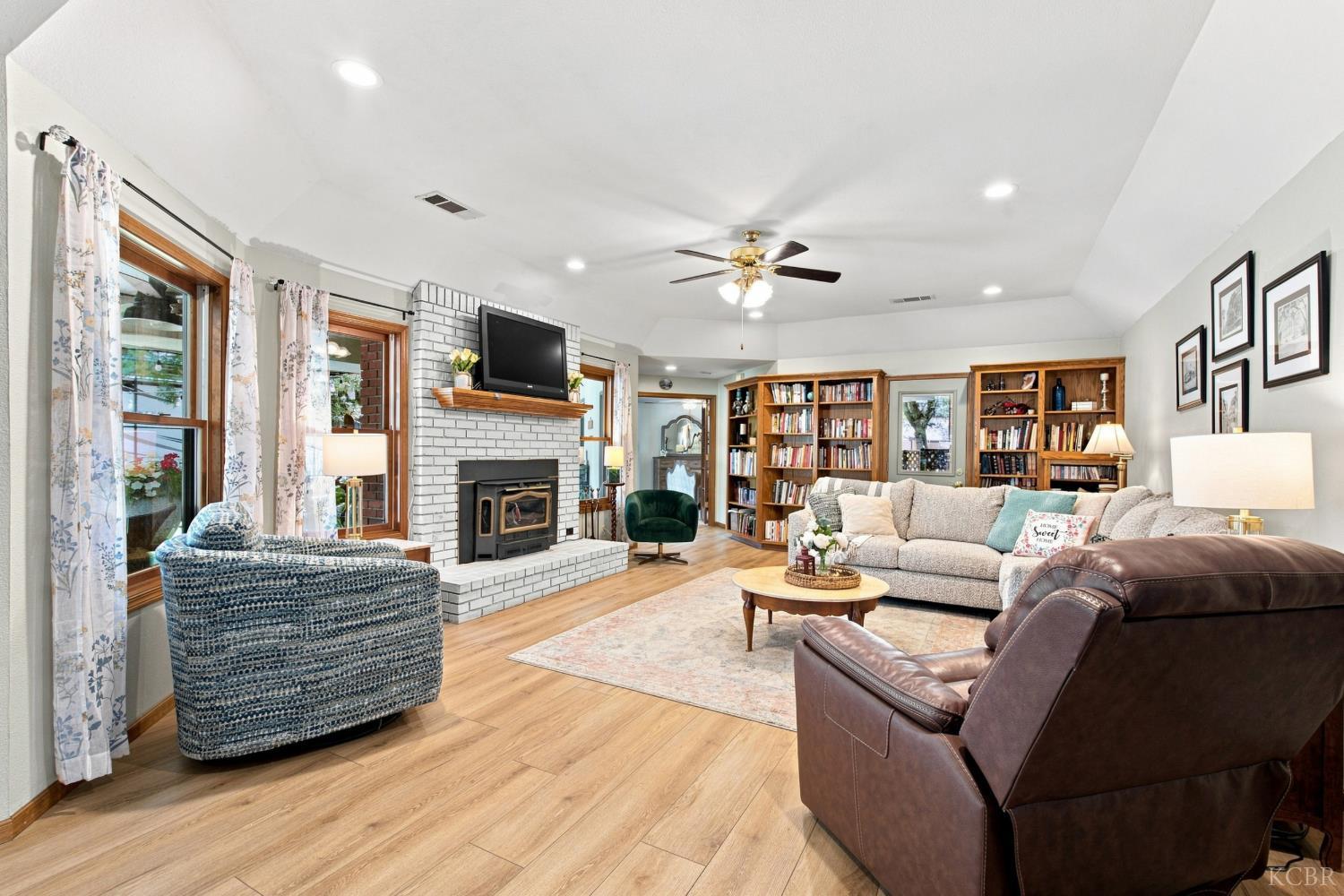 102 W Solar Dr, Hanford, CA 93230
