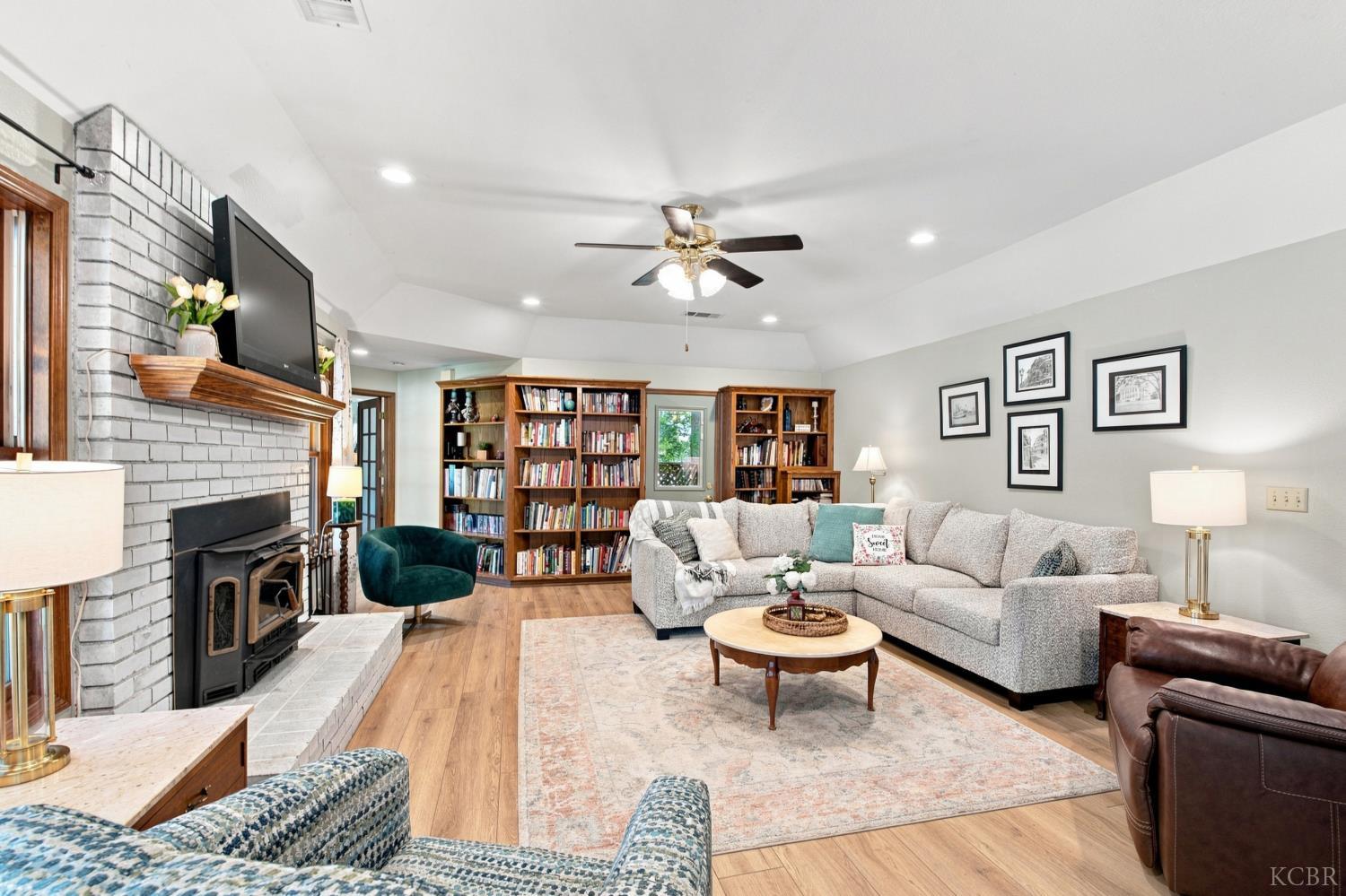102 W Solar Dr, Hanford, CA 93230