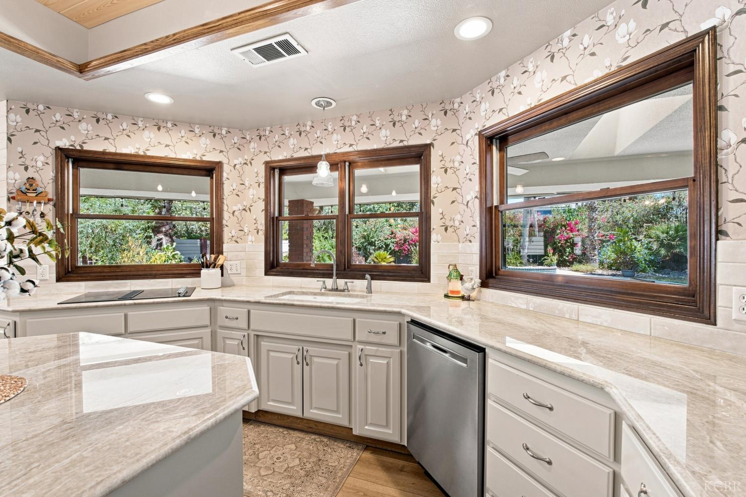 102 W Solar Dr, Hanford, CA 93230