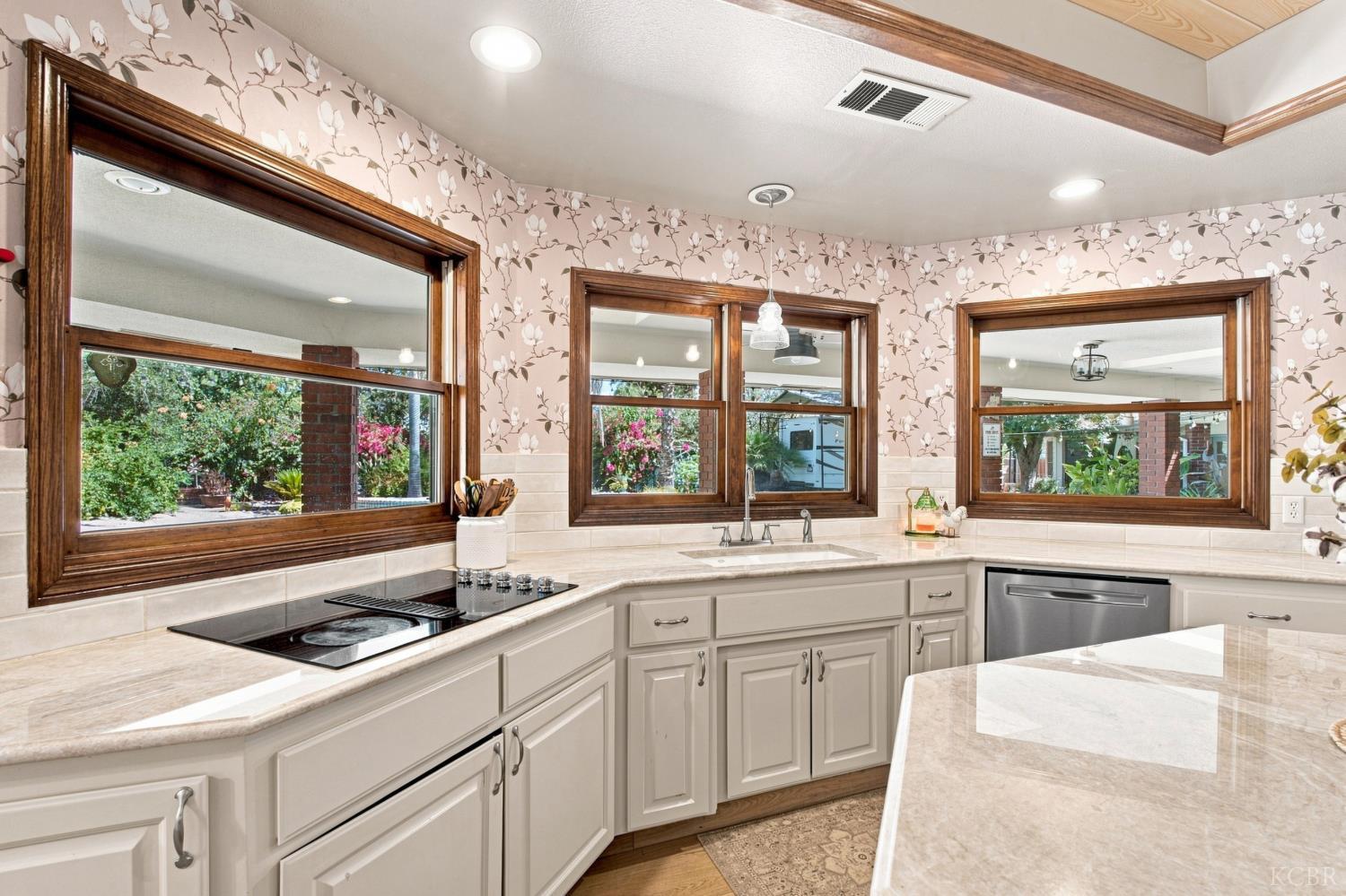 102 W Solar Dr, Hanford, CA 93230