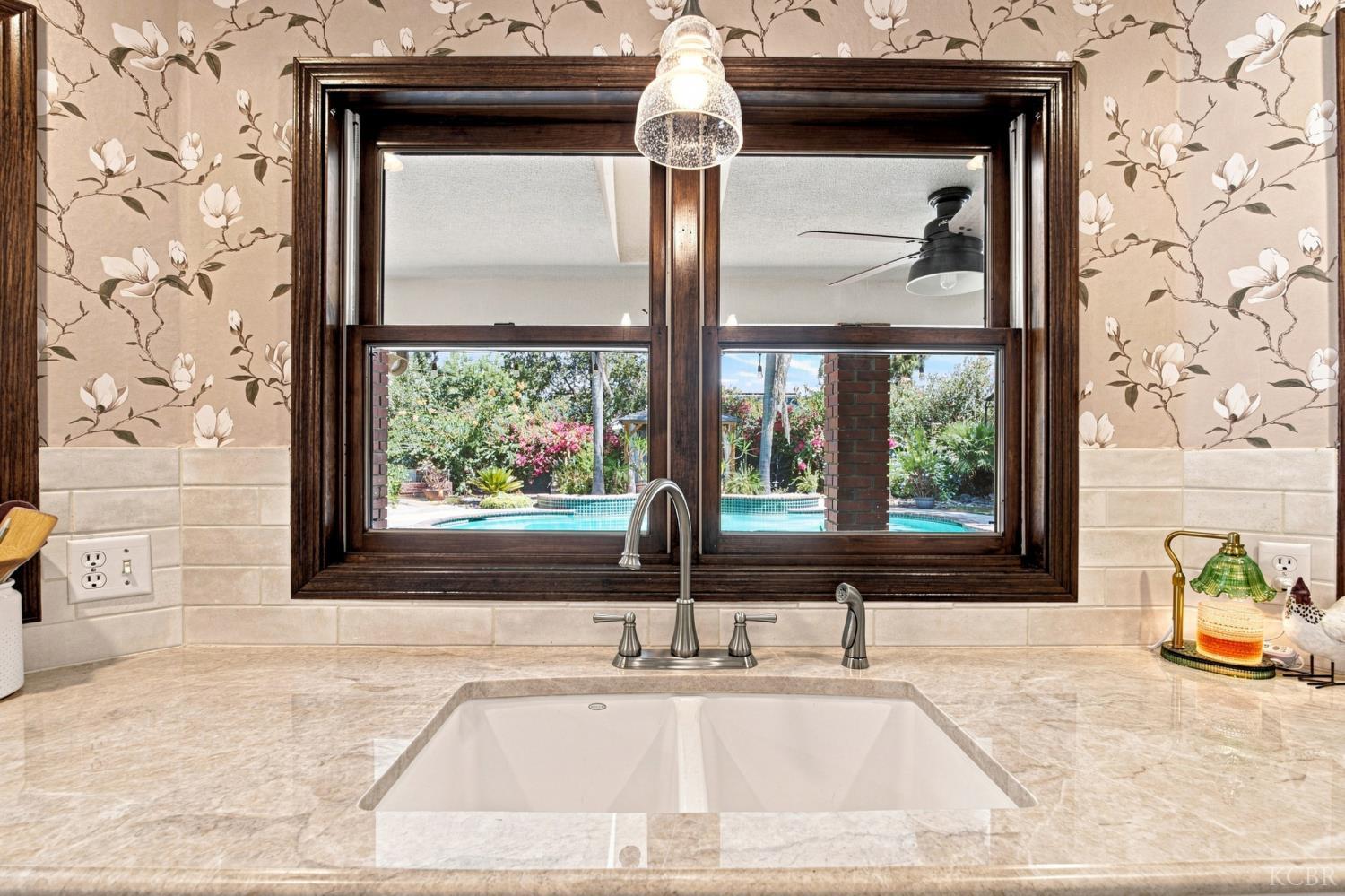 102 W Solar Dr, Hanford, CA 93230