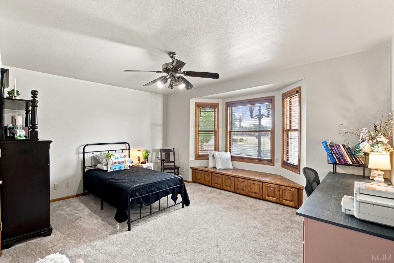 102 W Solar Dr, Hanford, CA 93230