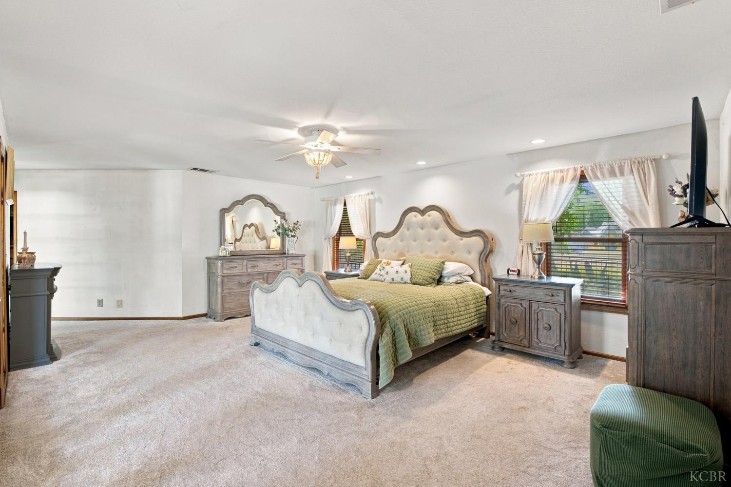 102 W Solar Dr, Hanford, CA 93230