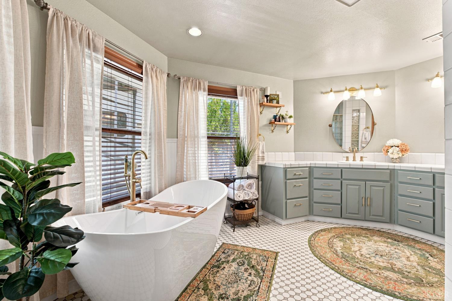 102 W Solar Dr, Hanford, CA 93230