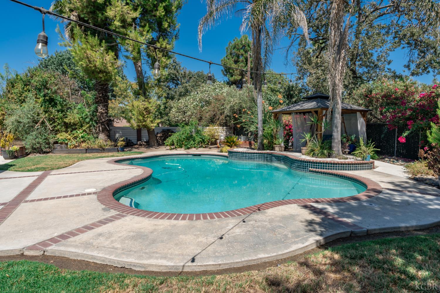 102 W Solar Dr, Hanford, CA 93230