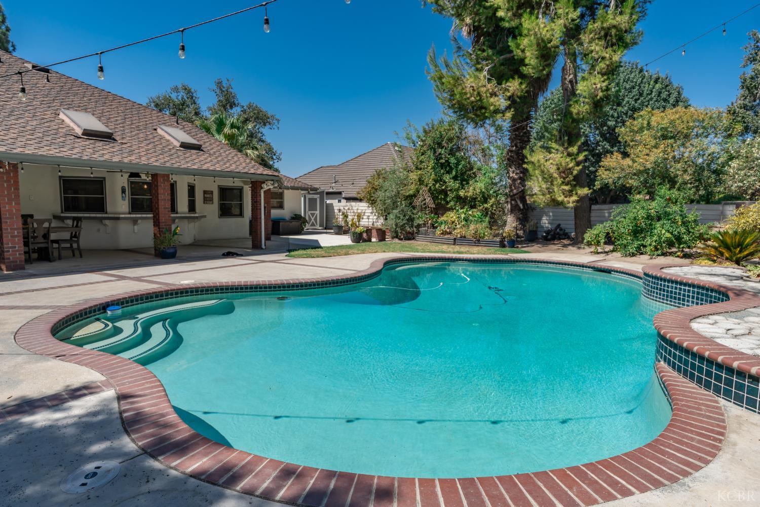 102 W Solar Dr, Hanford, CA 93230