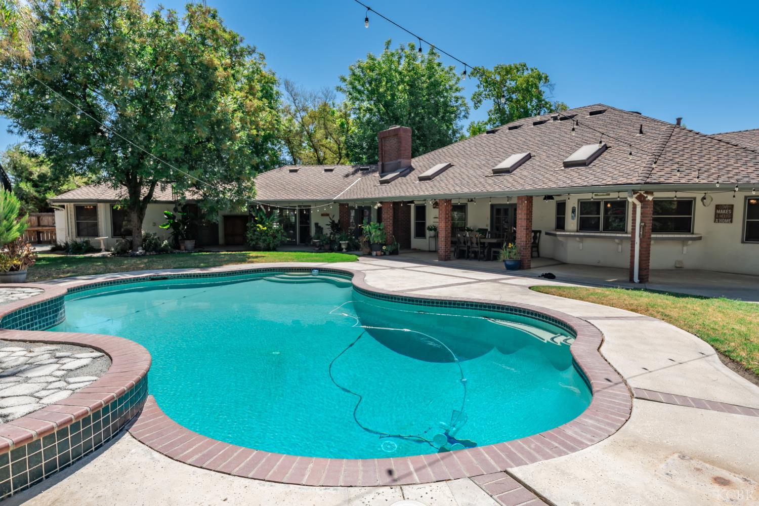 102 W Solar Dr, Hanford, CA 93230