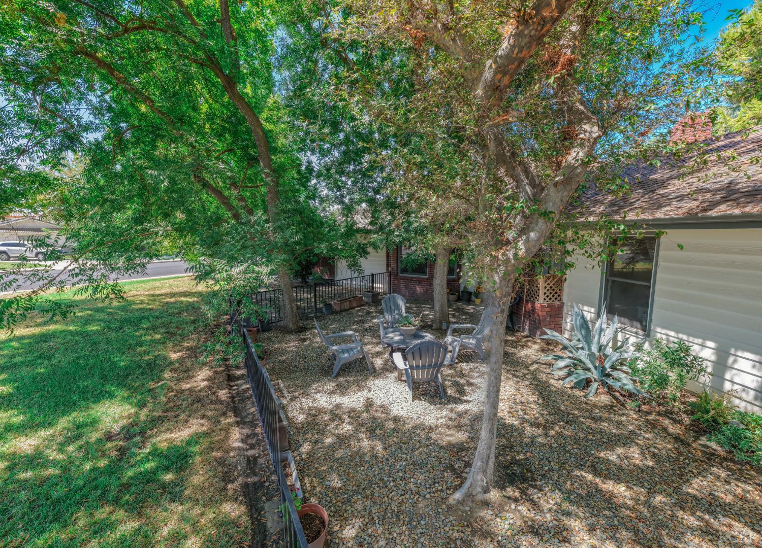 102 W Solar Dr, Hanford, CA 93230