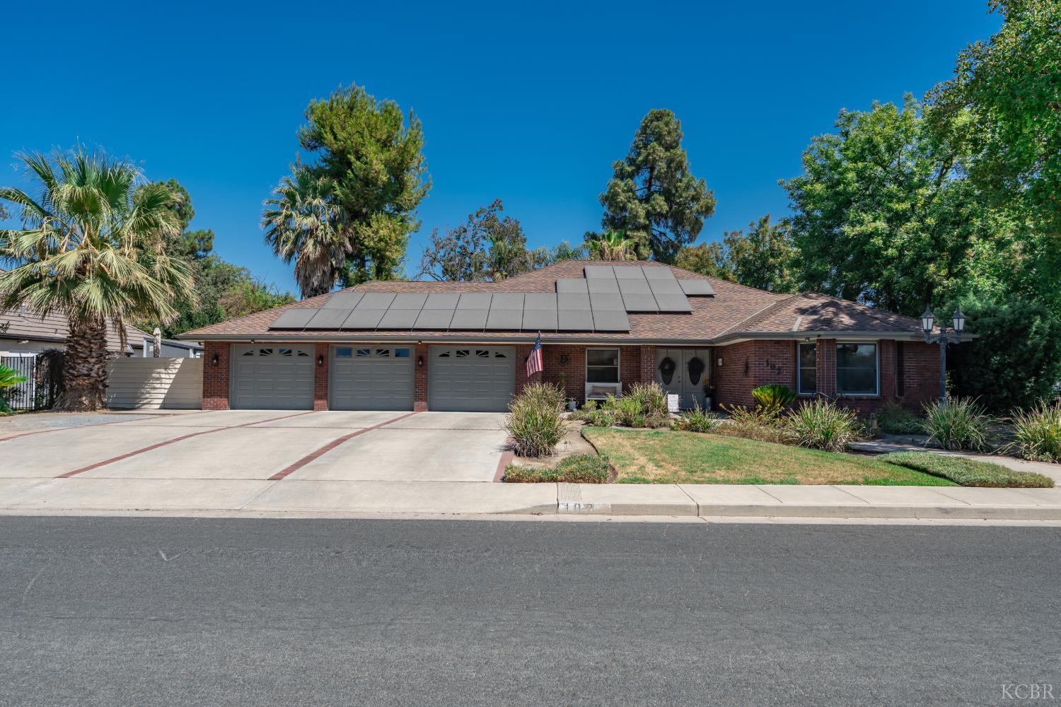 102 W Solar Dr, Hanford, CA 93230