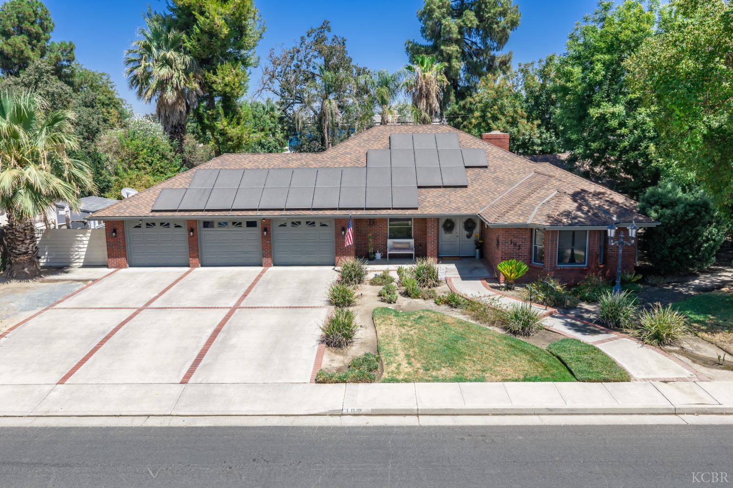 102 W Solar Dr, Hanford, CA 93230