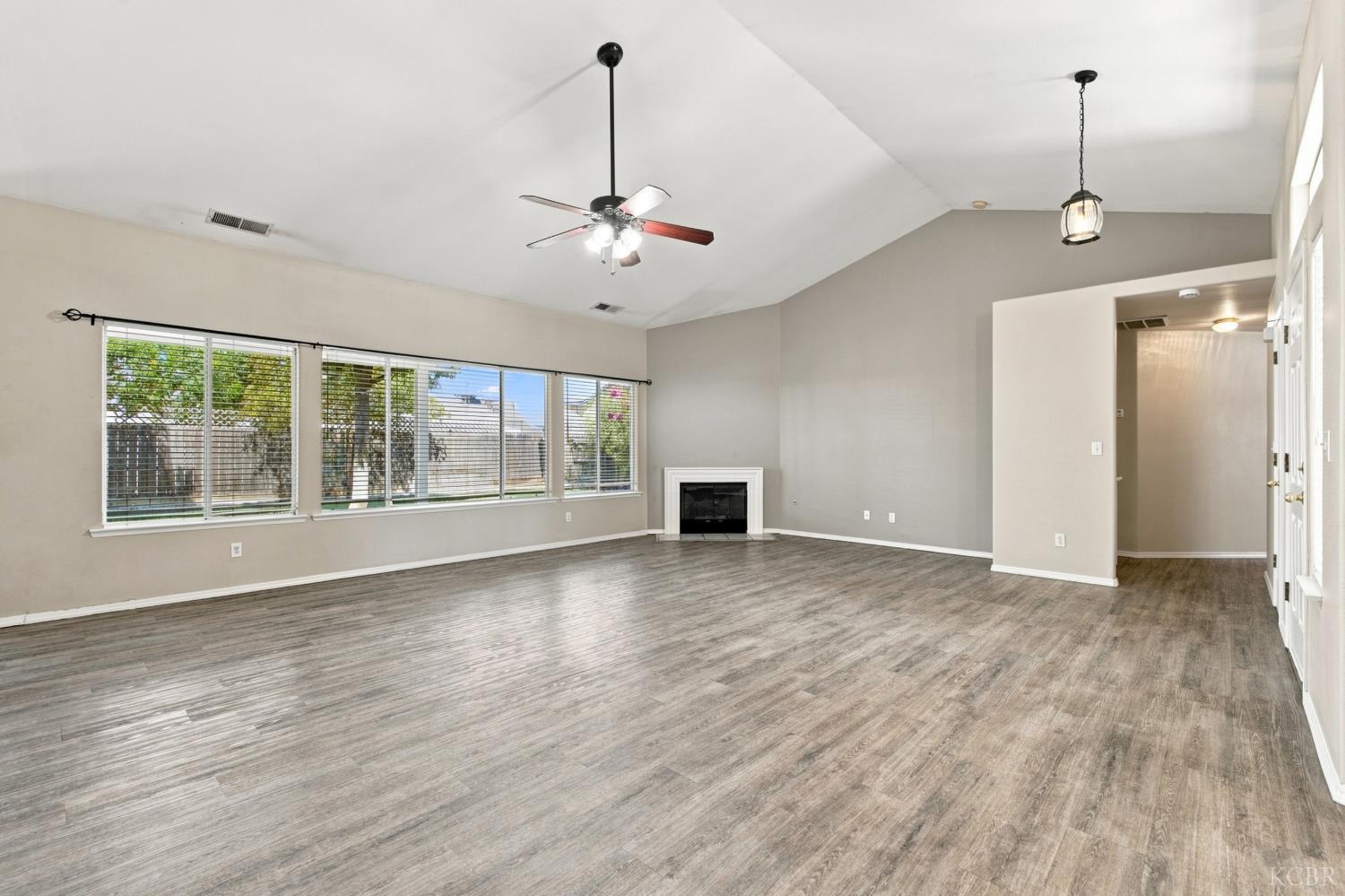 3024 Pine St, Hanford, CA 93230