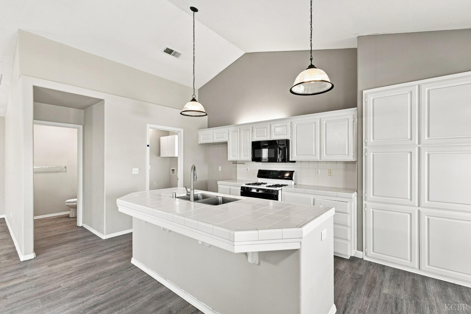 3024 Pine St, Hanford, CA 93230