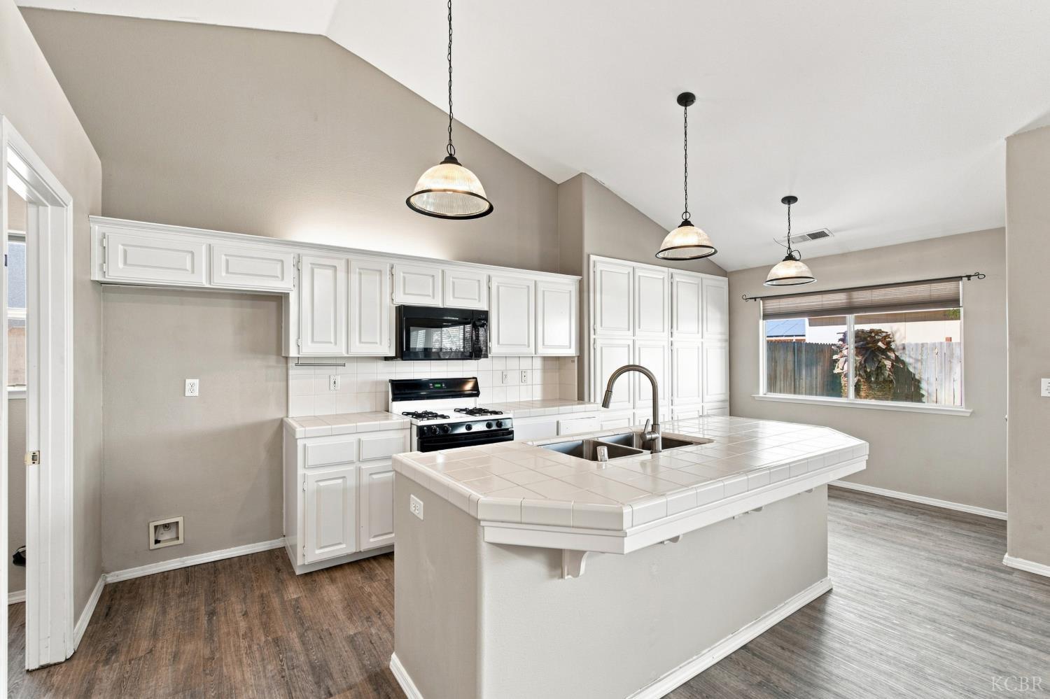 3024 Pine St, Hanford, CA 93230