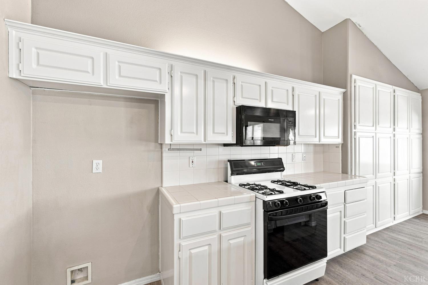 3024 Pine St, Hanford, CA 93230