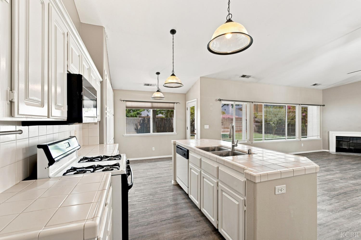 3024 Pine St, Hanford, CA 93230