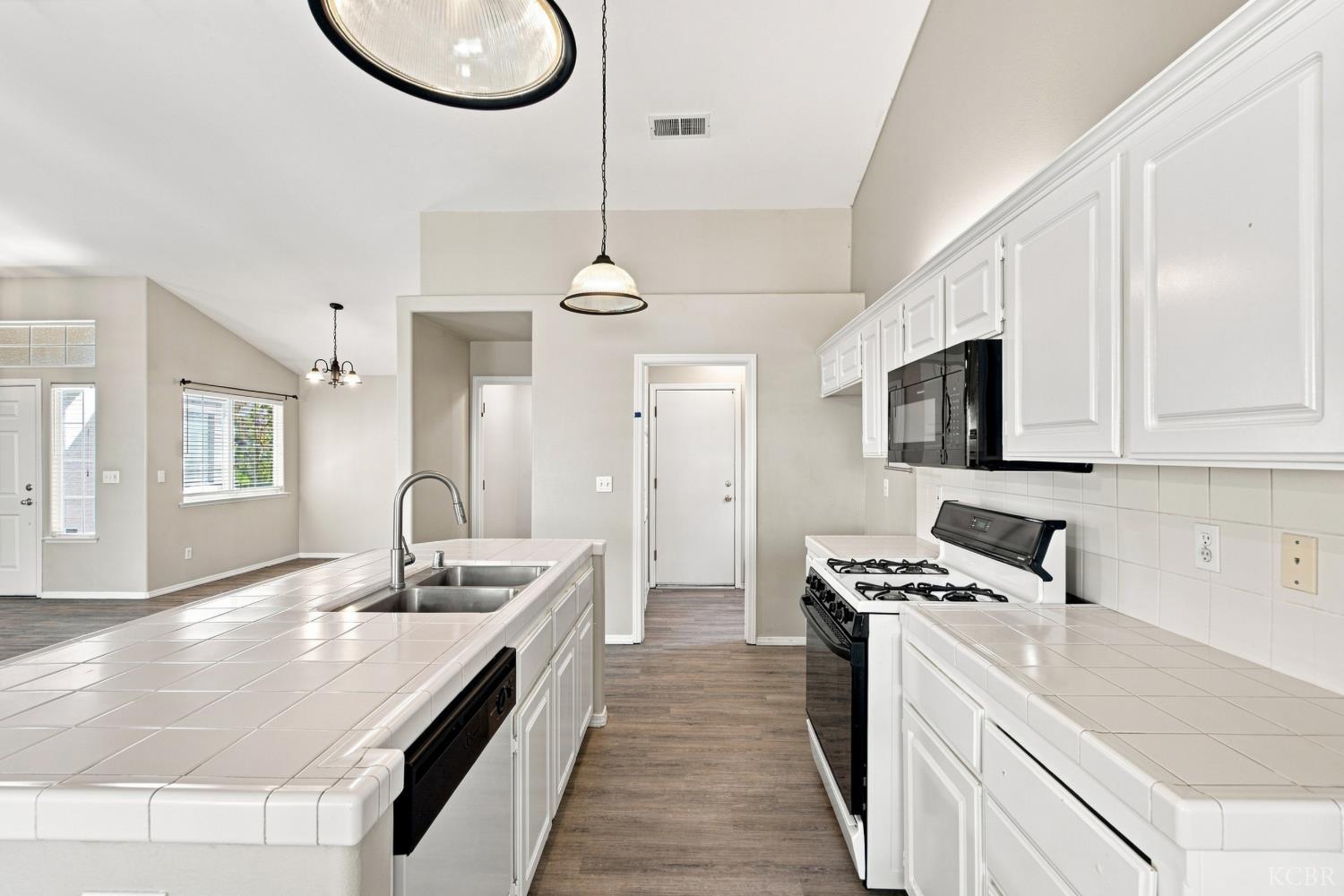 3024 Pine St, Hanford, CA 93230