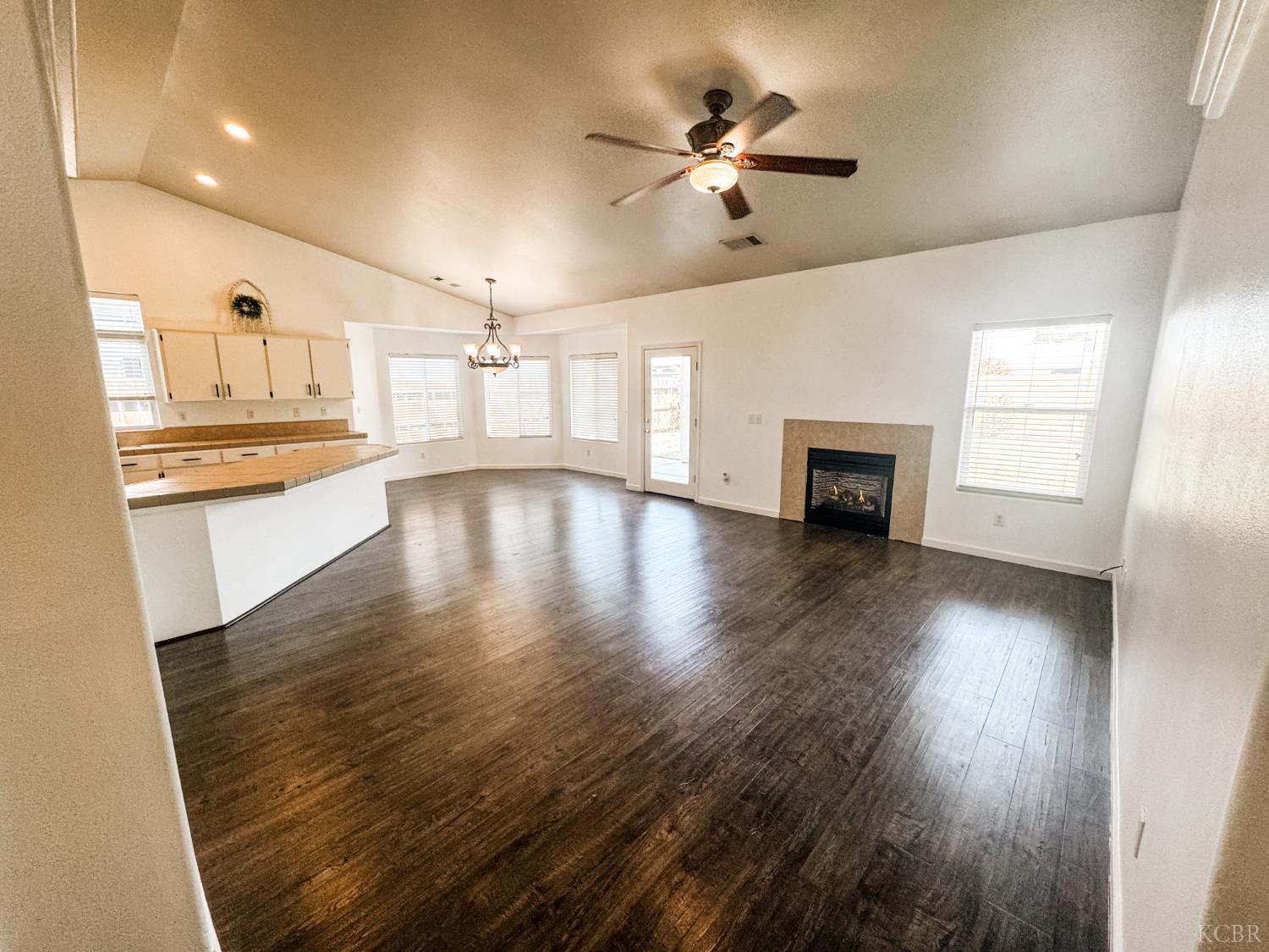 1416 Victory Ct, Hanford, CA 93230