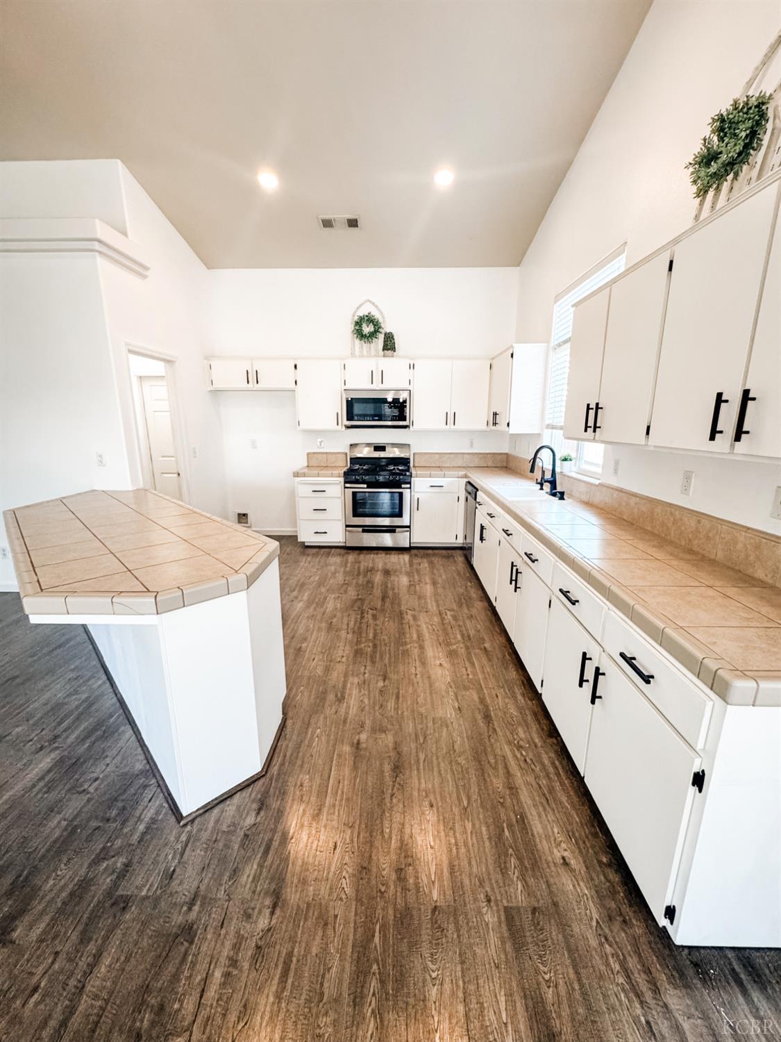 1416 Victory Ct, Hanford, CA 93230