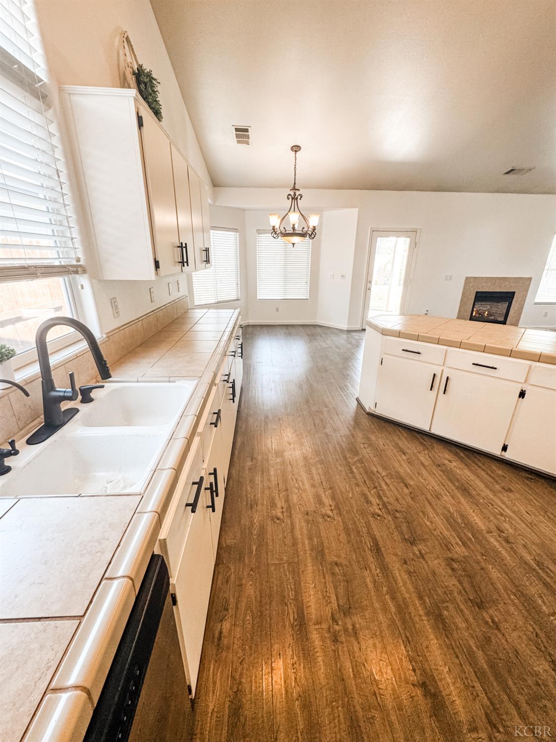 1416 Victory Ct, Hanford, CA 93230