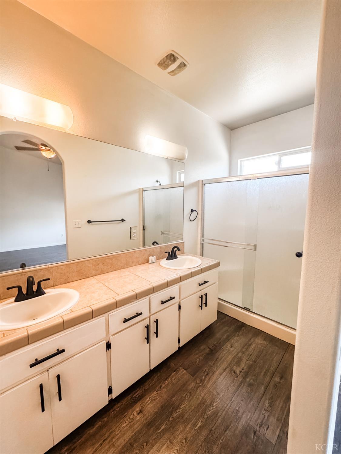 1416 Victory Ct, Hanford, CA 93230