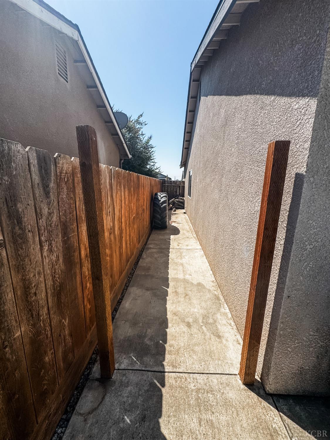 1416 Victory Ct, Hanford, CA 93230