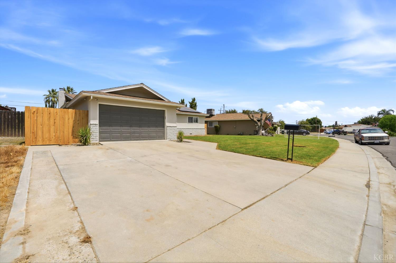 310 W Hazelwood Dr, Lemoore, CA 93245