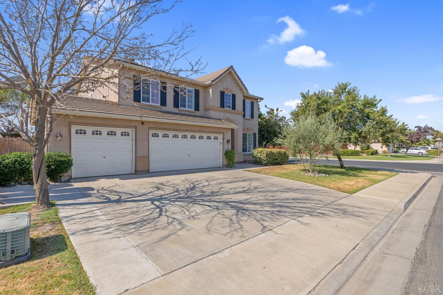 1093 W Windsor Ct, Hanford, CA 93230