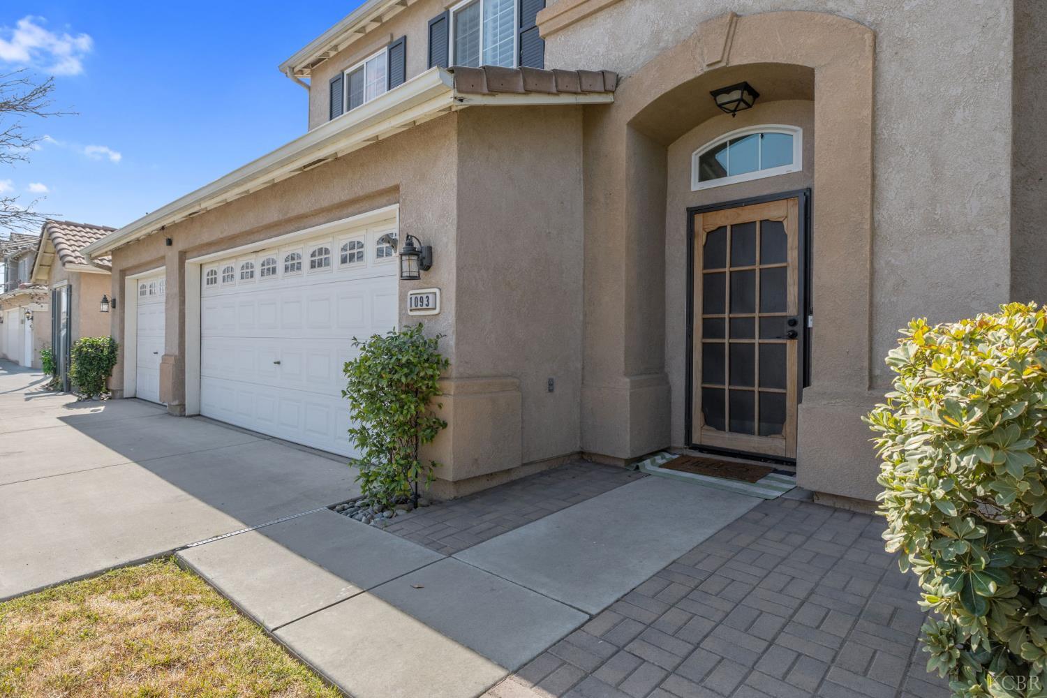 1093 W Windsor Ct, Hanford, CA 93230