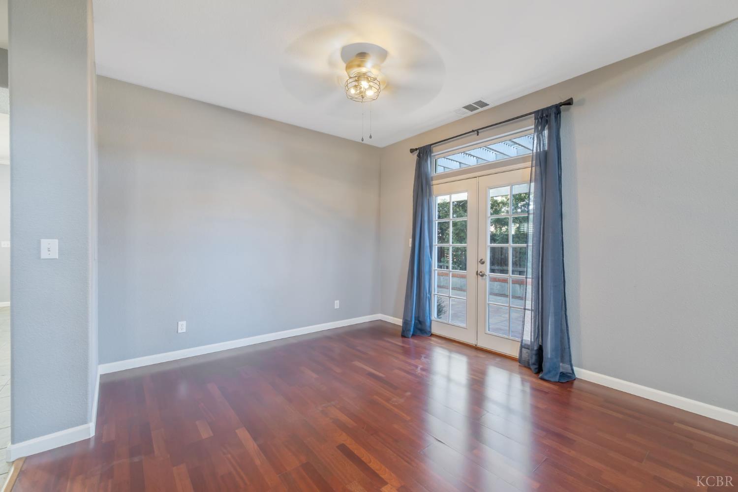 1093 W Windsor Ct, Hanford, CA 93230