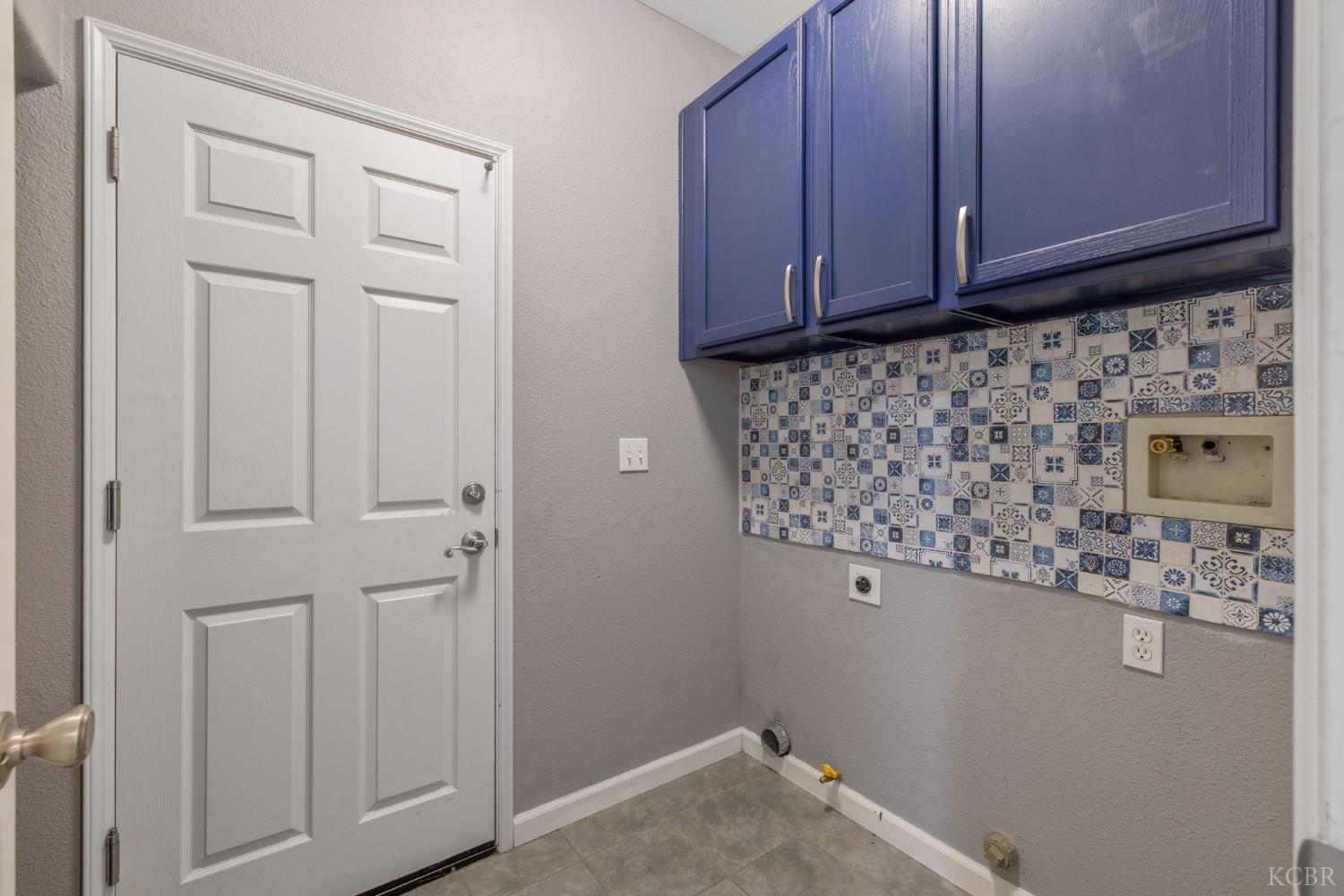1093 W Windsor Ct, Hanford, CA 93230