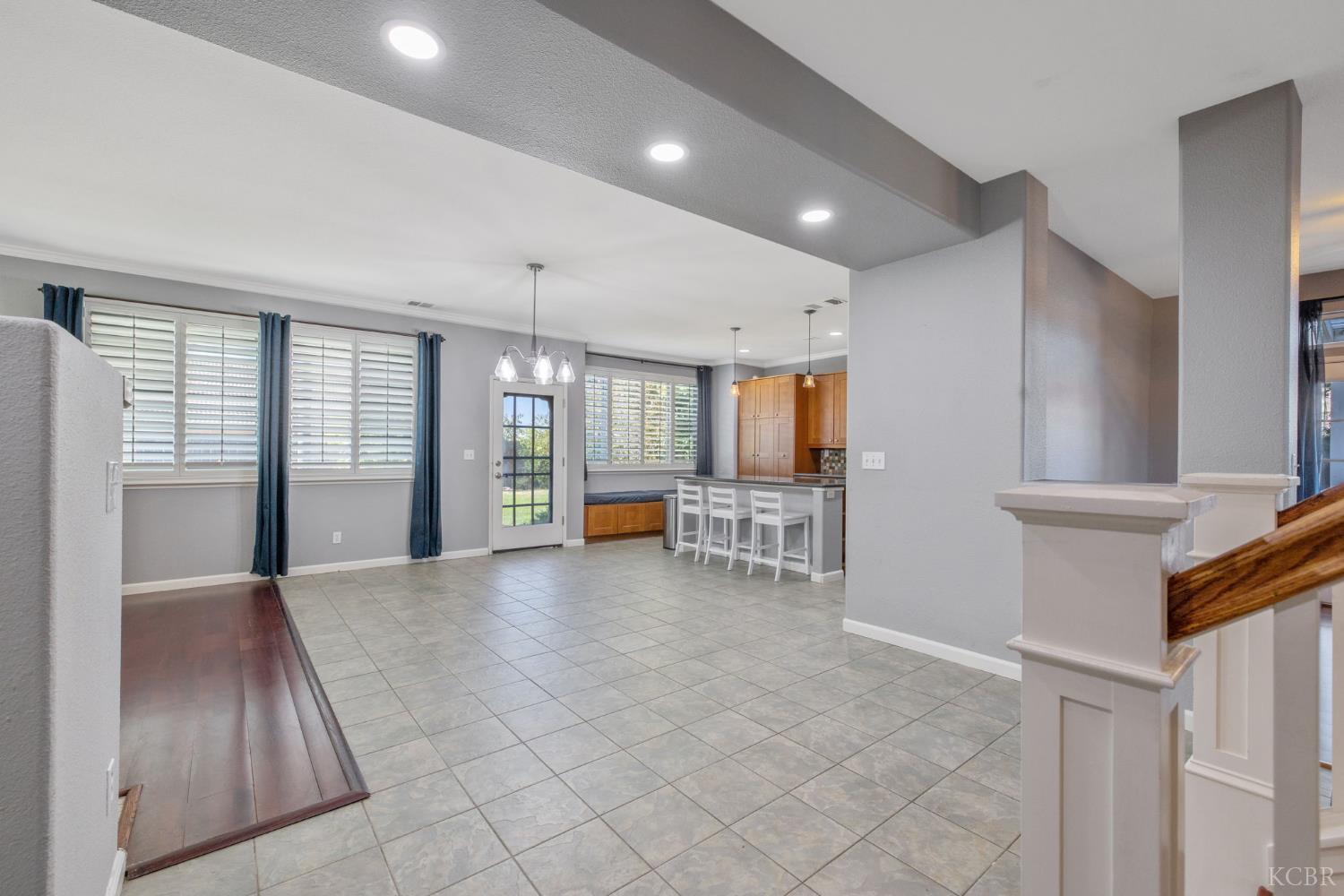 1093 W Windsor Ct, Hanford, CA 93230