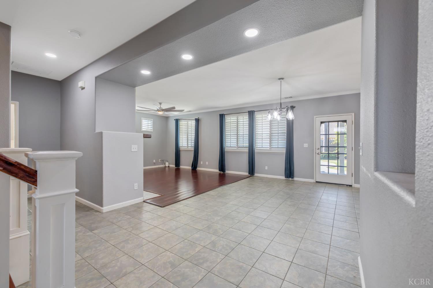 1093 W Windsor Ct, Hanford, CA 93230